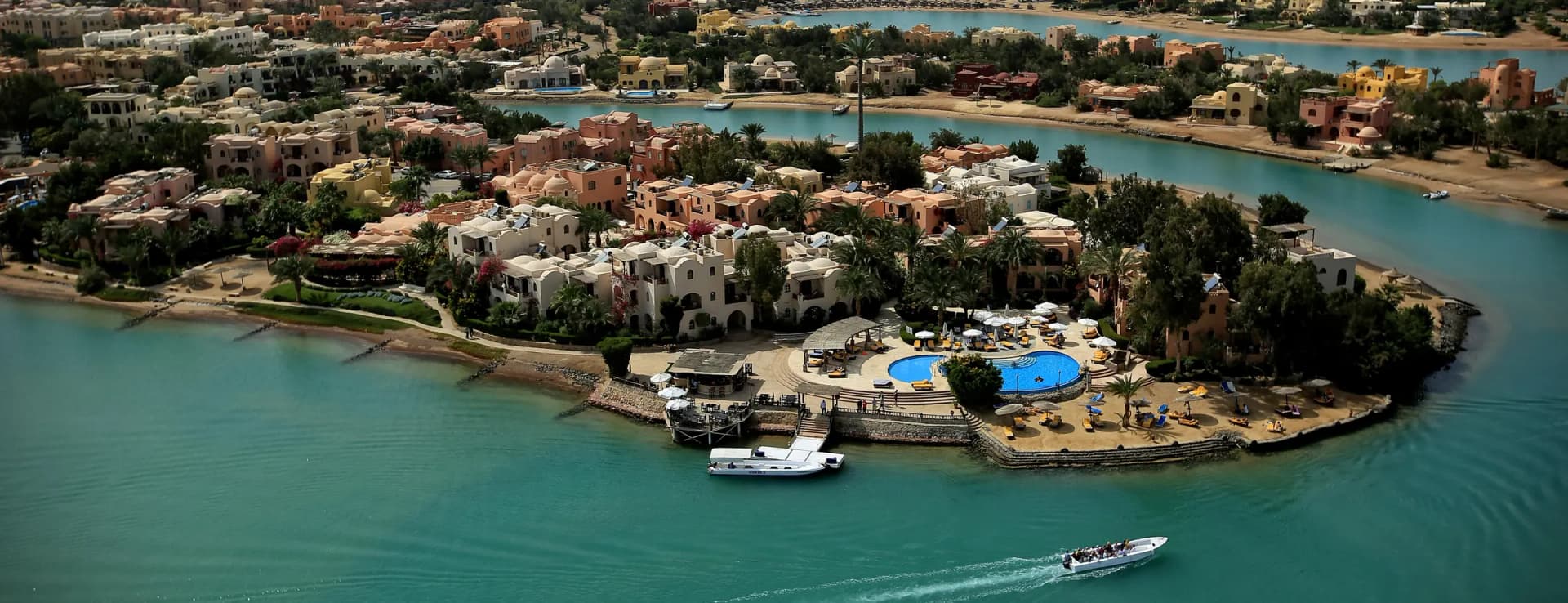 El Gouna vanuit de lucht, met de lagunes en het centrum aan het water