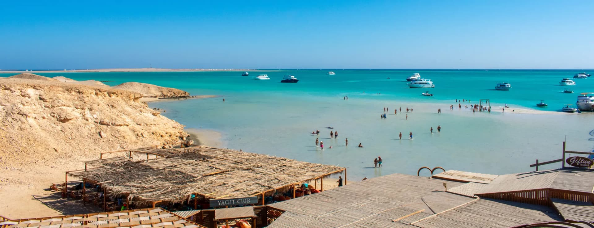 Het Giftun-eiland voor de kust van Hurghada, met boten in het ondiepe turquoise water