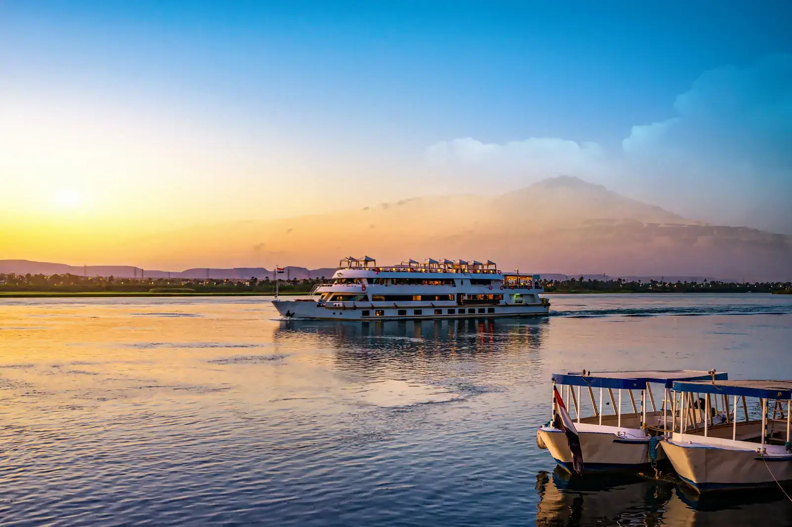 Nijlcruiseschip op de Nijl tussen Luxor en Aswan