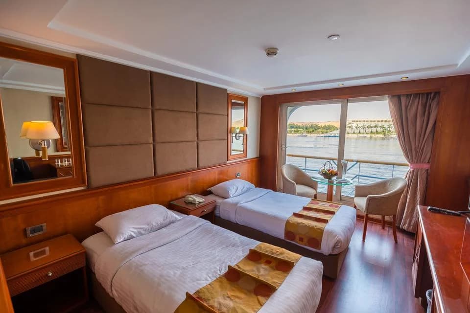Nijlcruiseschip op de Nijl tussen Luxor en Aswan