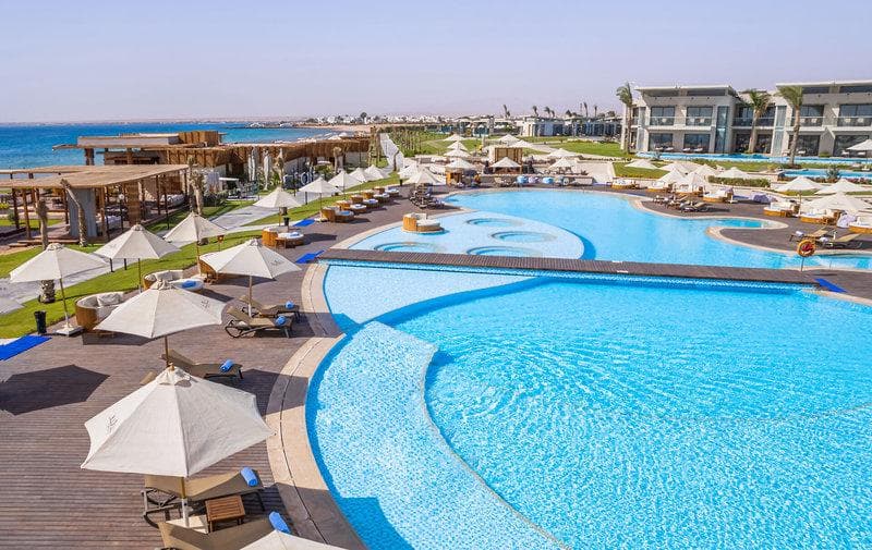 Het zwembad van Rixos Premium Magawish Suites & Villas